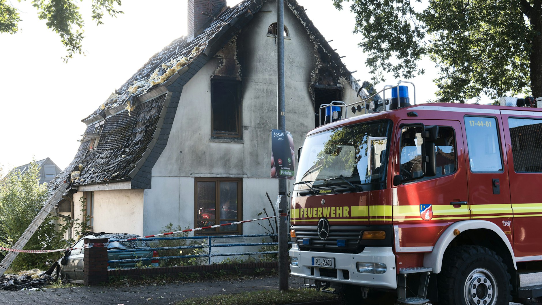 Das ausgebrannte Zweifamilienhaus in Pinneberg (Schleswig-Holstein) nach dem Feuer. Ein neunjähriges Mädchen wurde vermisst. Später wurde eine Leiche gefunden.