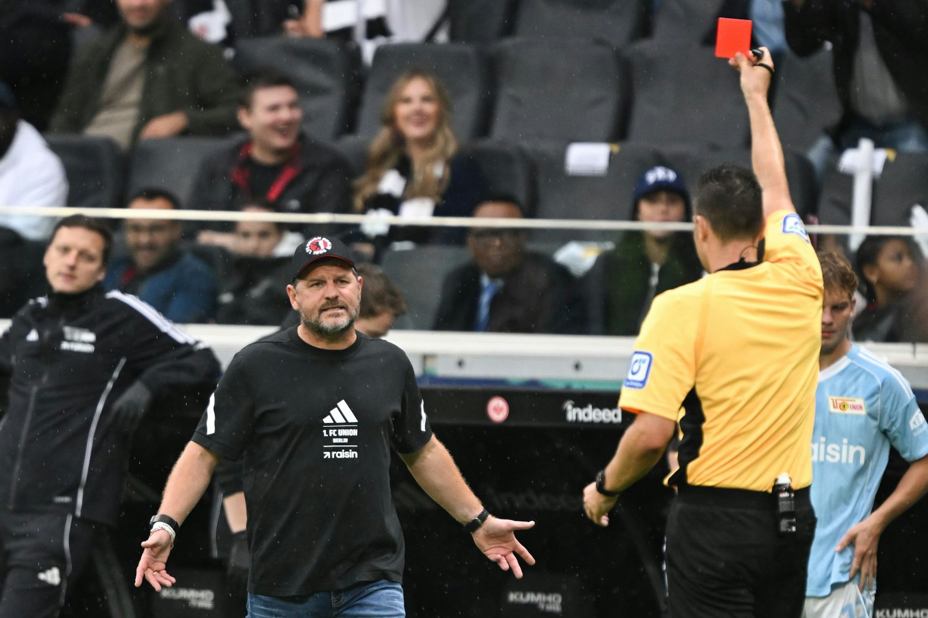 Schiedsrichter Sven Jablonski (r) zeigt Trainer Steffen Baumgart vom 1. FC Union die Rote Karte.