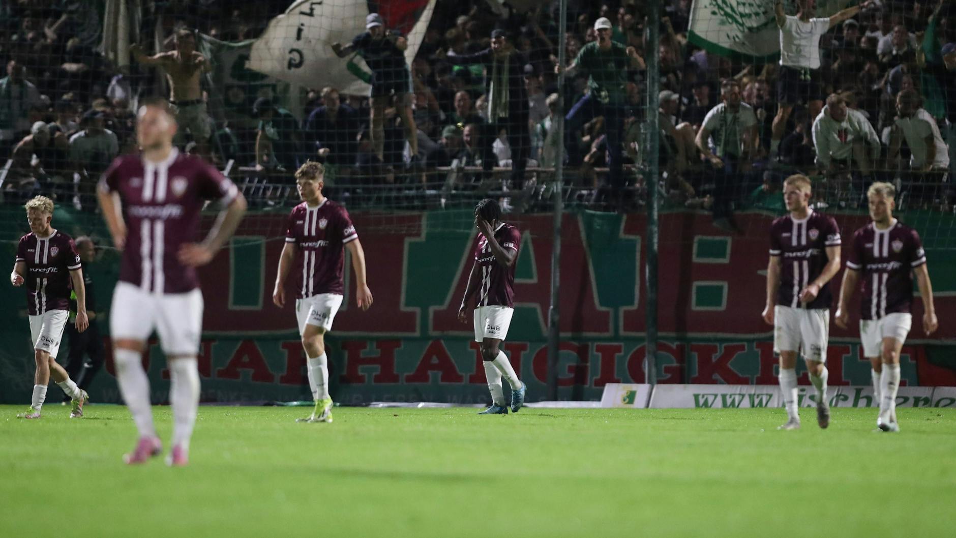 Hängenden Köpfe und hängende Schultern nach dem 0:1 bei Chemie Leipzig: So ein Auftreten des BFC Dynamo macht Sportchef Enis Alushi richtig sauer.
