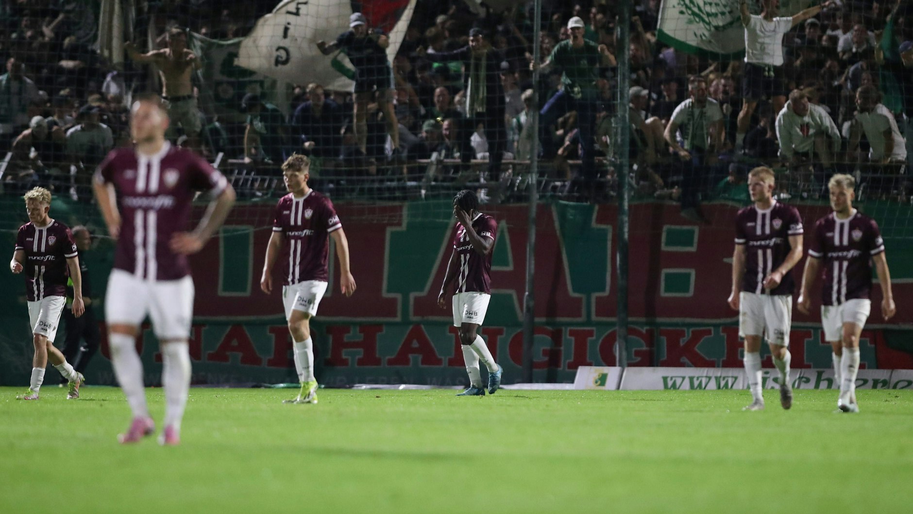 Hängenden Köpfe und hängende Schultern nach dem 0:1 bei Chemie Leipzig: So ein Auftreten des BFC Dynamo macht Sportchef Enis Alushi richtig sauer.