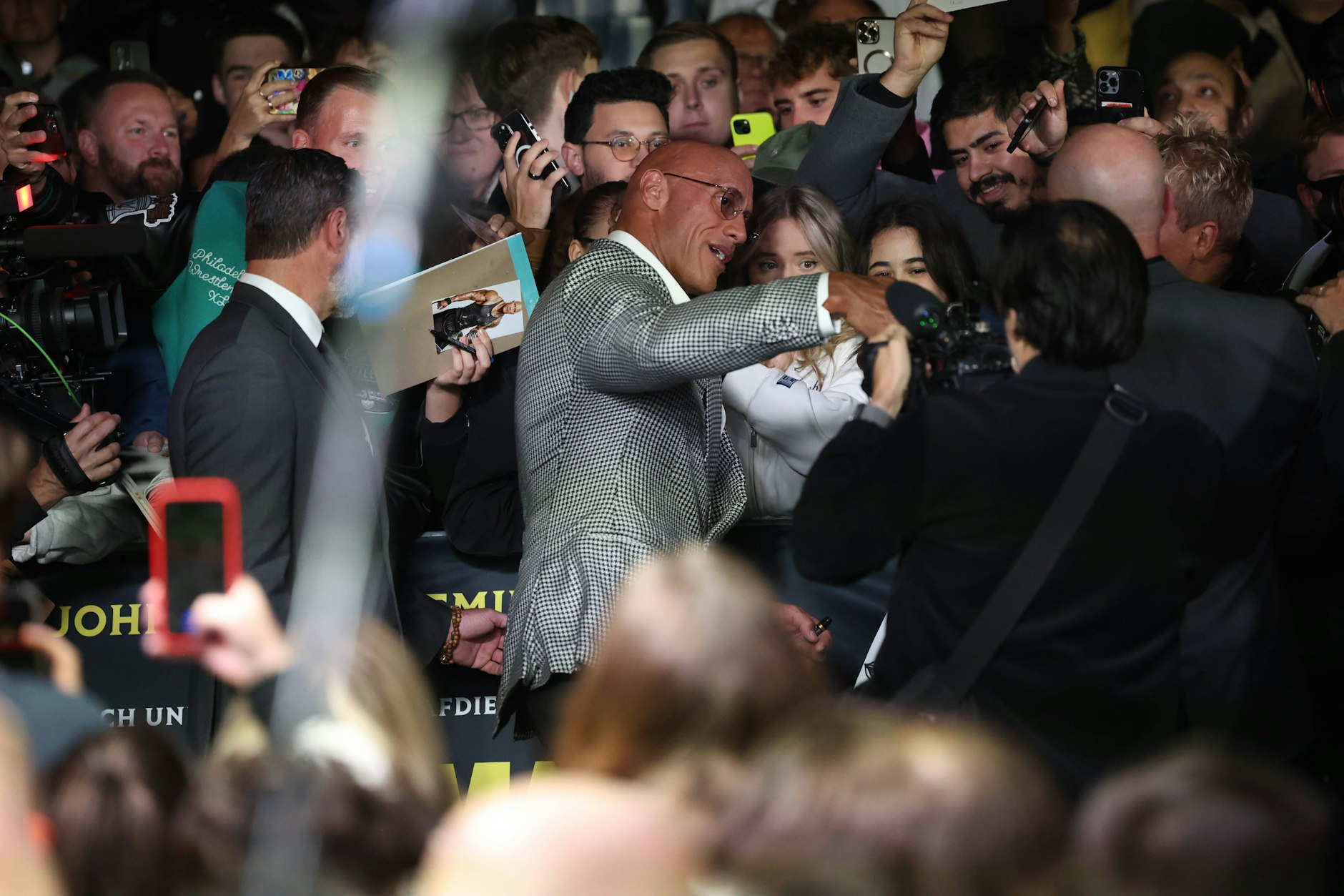 Die Fans wollten Dwayne Johnson gar nicht gehen lassen.