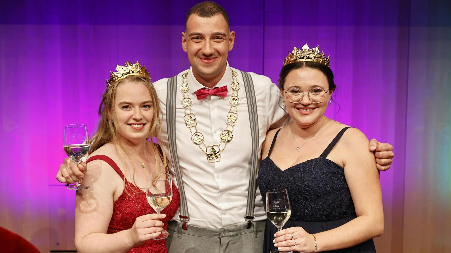 Levin McKenzie ist bereits Weinkönig in Rheinhessen. Statt Krönchen trägt er Amtskette. Katja Klemmer (l.) und Laura Schlösser (r.) sind die neuen Weinprinzessinnen des größten deutschen Anbaugebiets Rheinhessen.