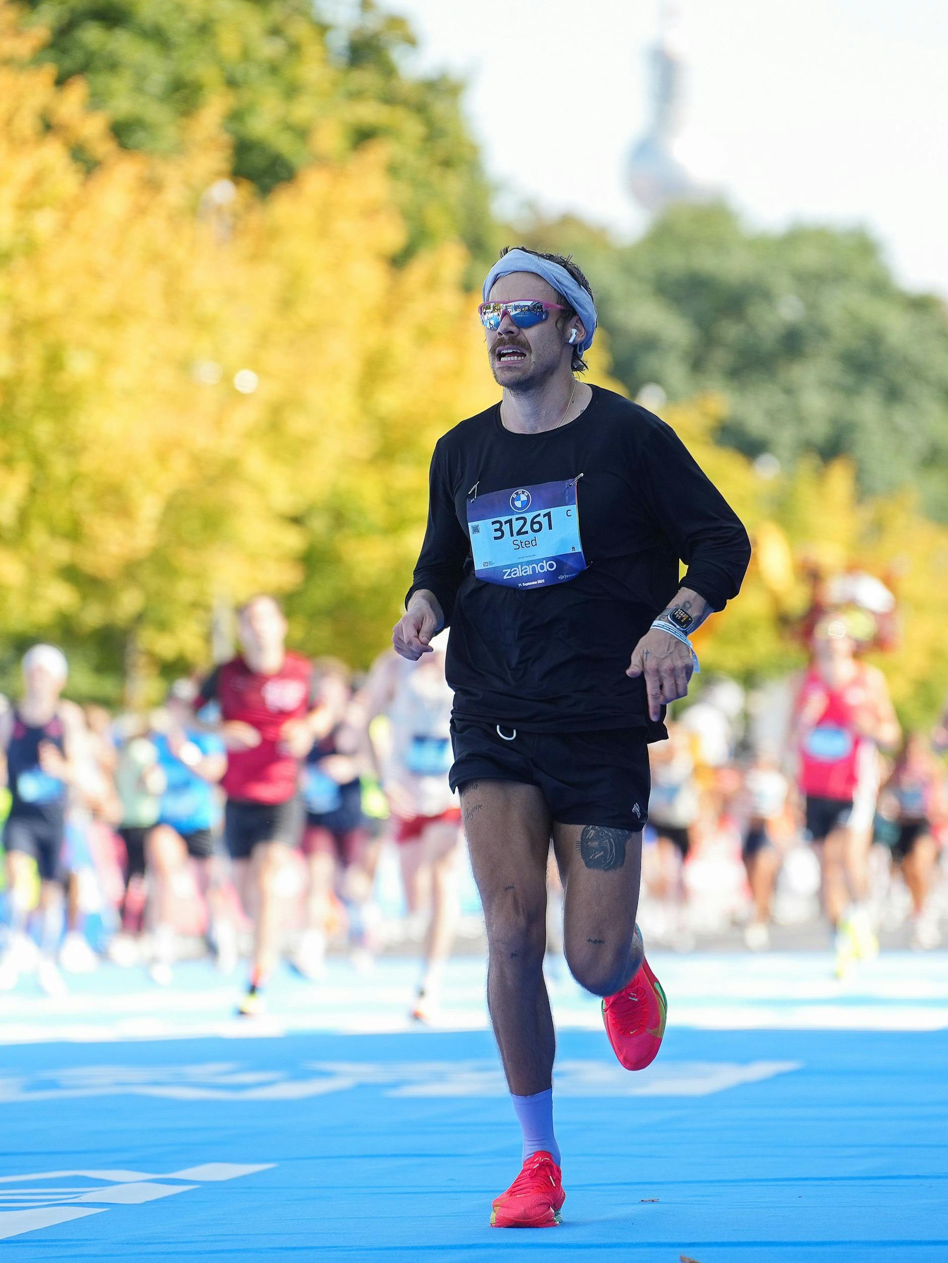 Unter falschem Namen ist der britische Sänger und Schauspieler Harry Styles beim 51. Berlin-Marathon angetreten. Styles absolvierte die 42,195 Kilometer durch die Hauptstadt in 2:59:13 Stunden.