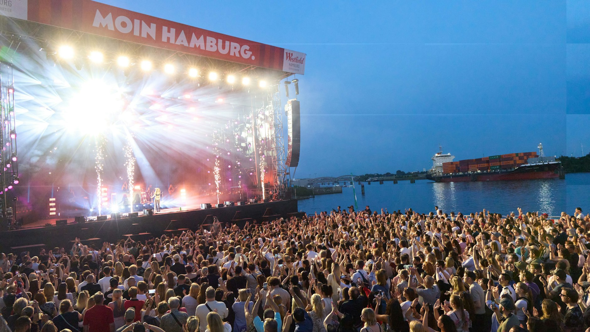 An der Uferpromenade des neuen Westfield-Einkaufszentrums: Hier soll in Hamburg die große ZDF-Silvesterparty steigen. Im Juni rockte hier schon die englische Sängerin Rita Ora.