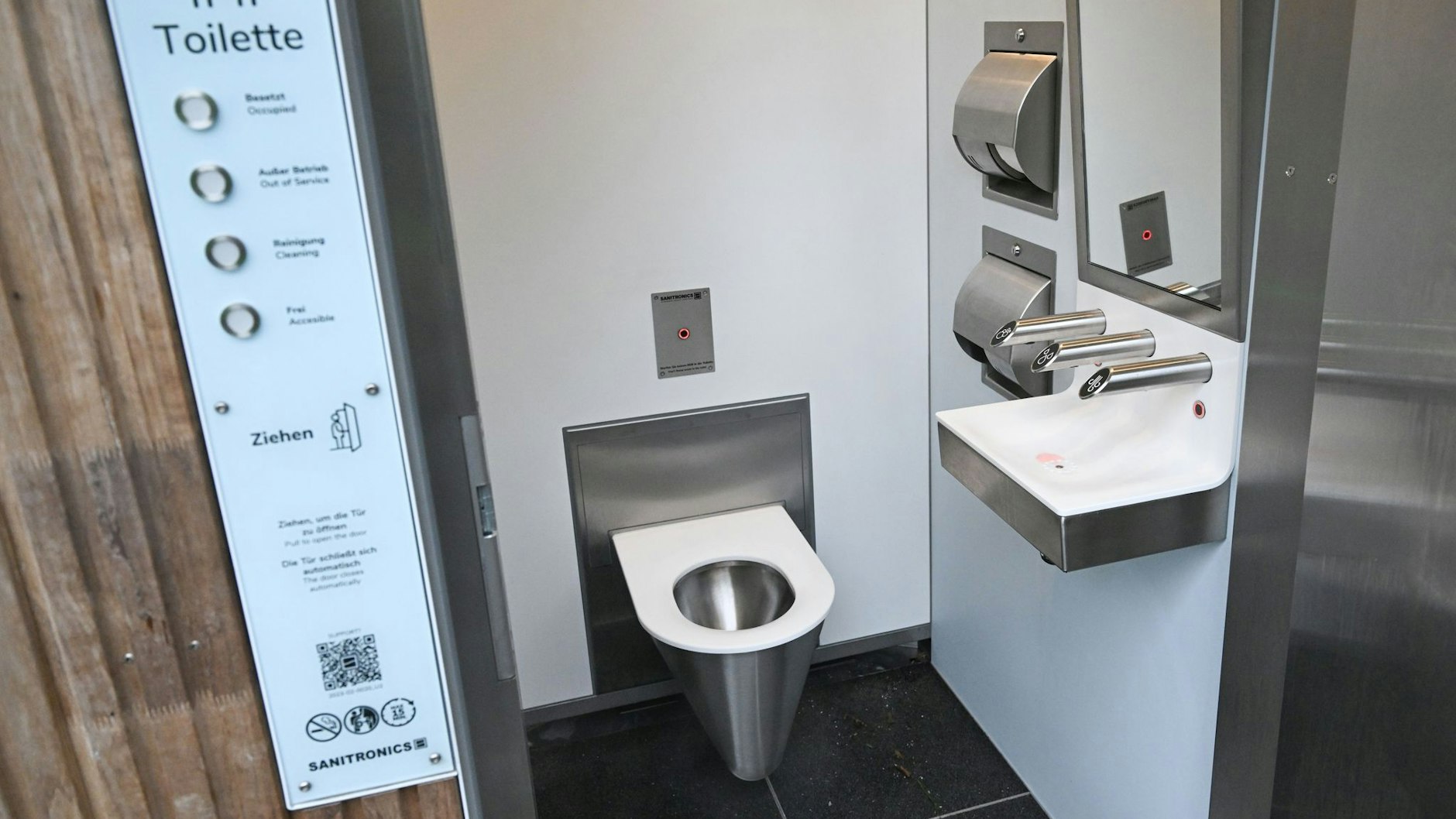Komfortabel ist das neu gebaute Toilettenhaus, doch die hohen Kosten sieht man dem Innenraum leider nicht an.