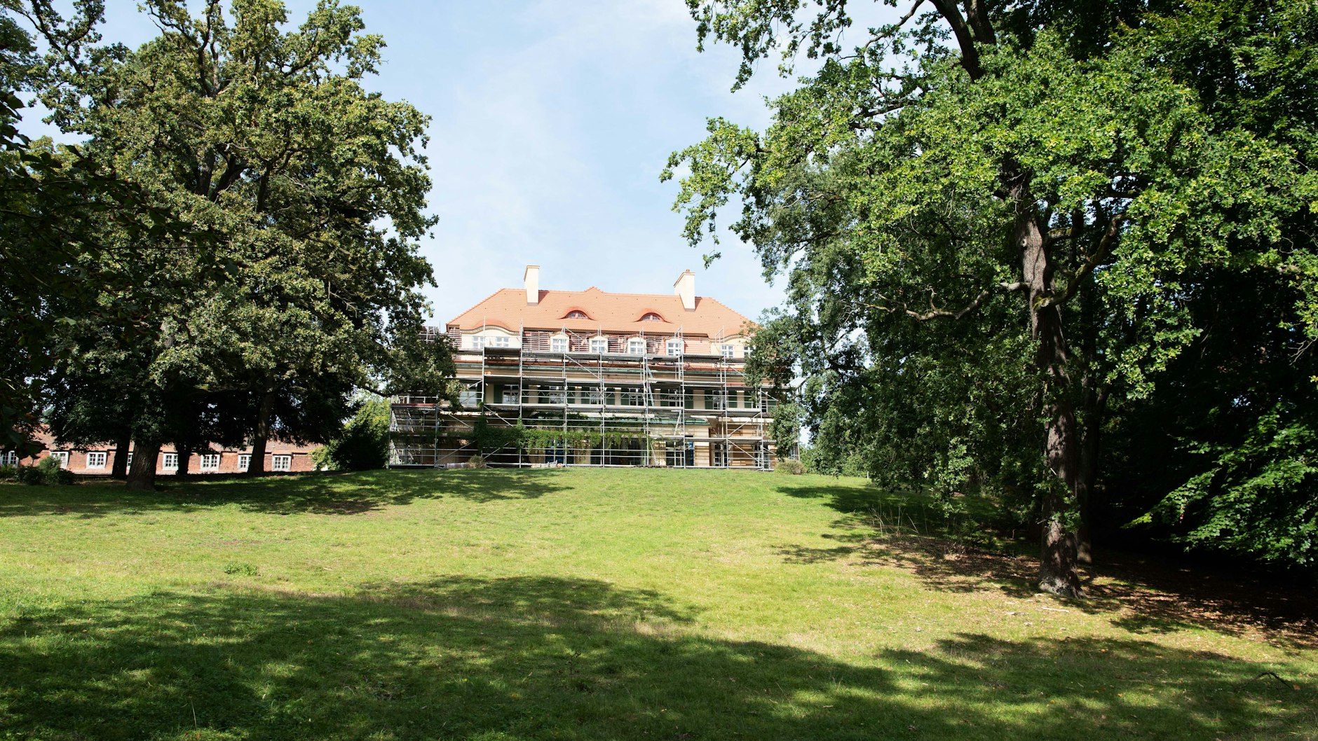 Die Villa, einst herrschaftlicher Wohnsitz der Familie Siemens, ist heute in einem äußerst schlechtem Zustand.