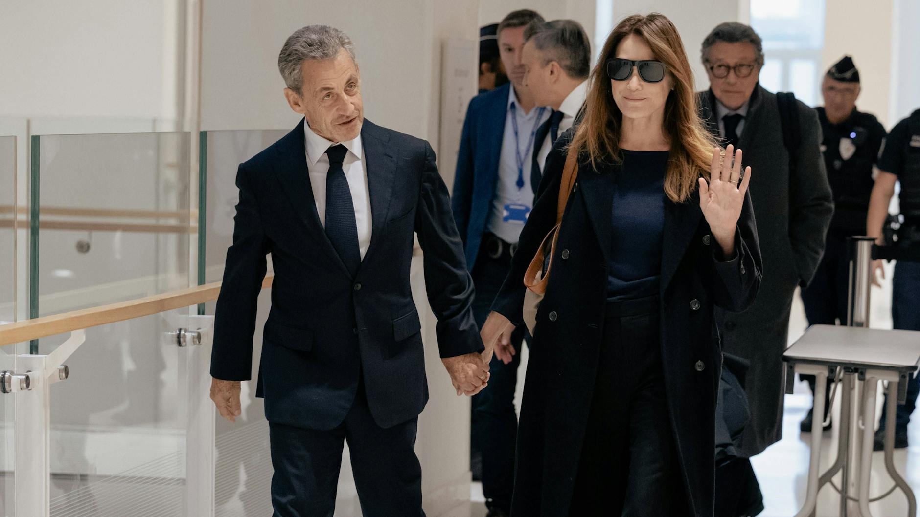 Ex-Präsident Nicolas Sarkozy erschien mit Ehefrau Carla Bruni vor Gericht.