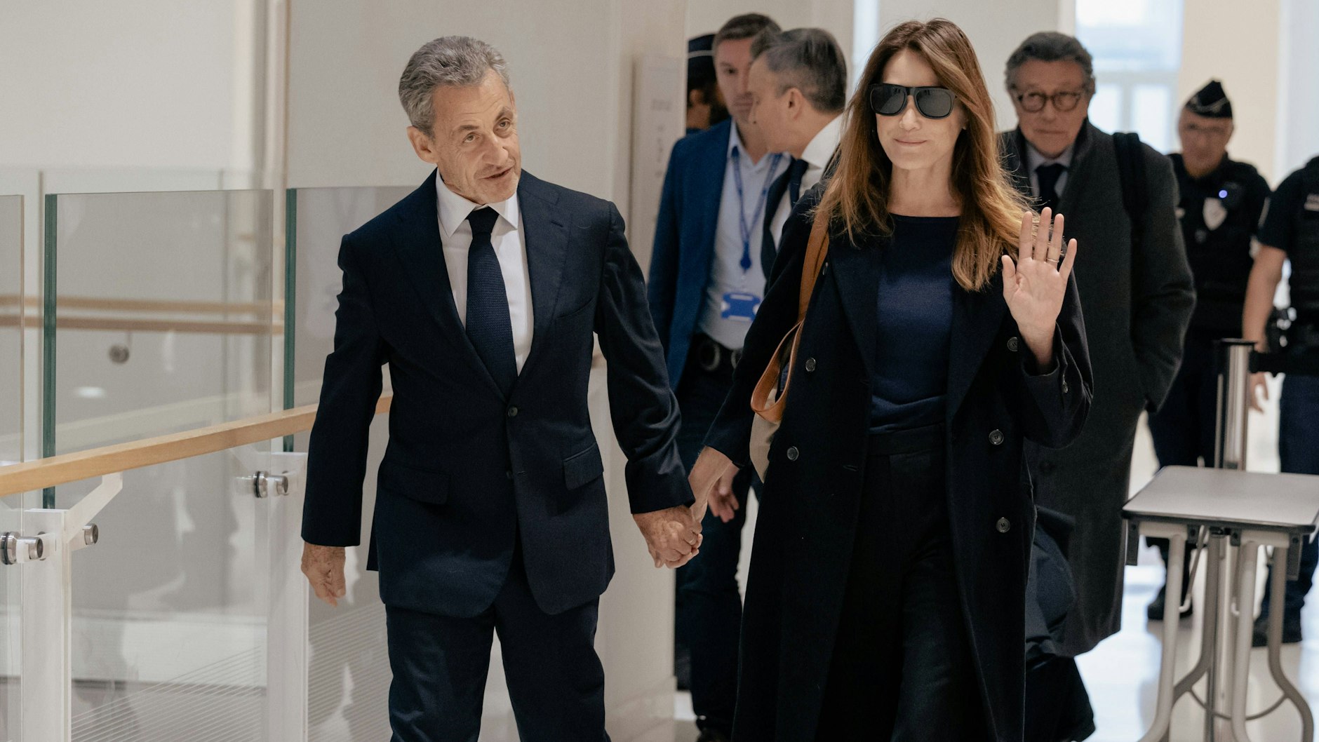 Ex-Präsident Nicolas Sarkozy erschien mit Ehefrau Carla Bruni vor Gericht.