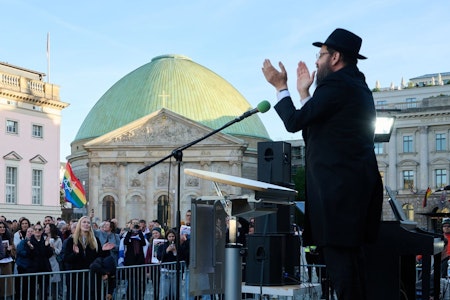 Party am Bebelplatz: Hunderte Berliner feiern Freilassung der Geiseln