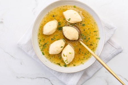 Leckeres Rezept für feine Grießklößchensuppe wie von Oma